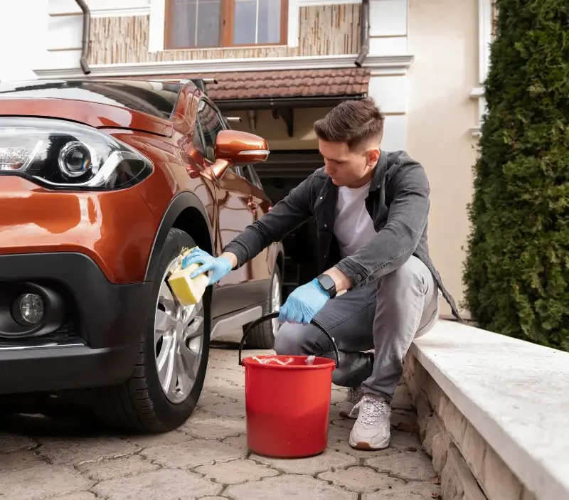 Lavage auto à domicile Muhlbach-sur-Munster : professionnel intervenant sur un véhicule